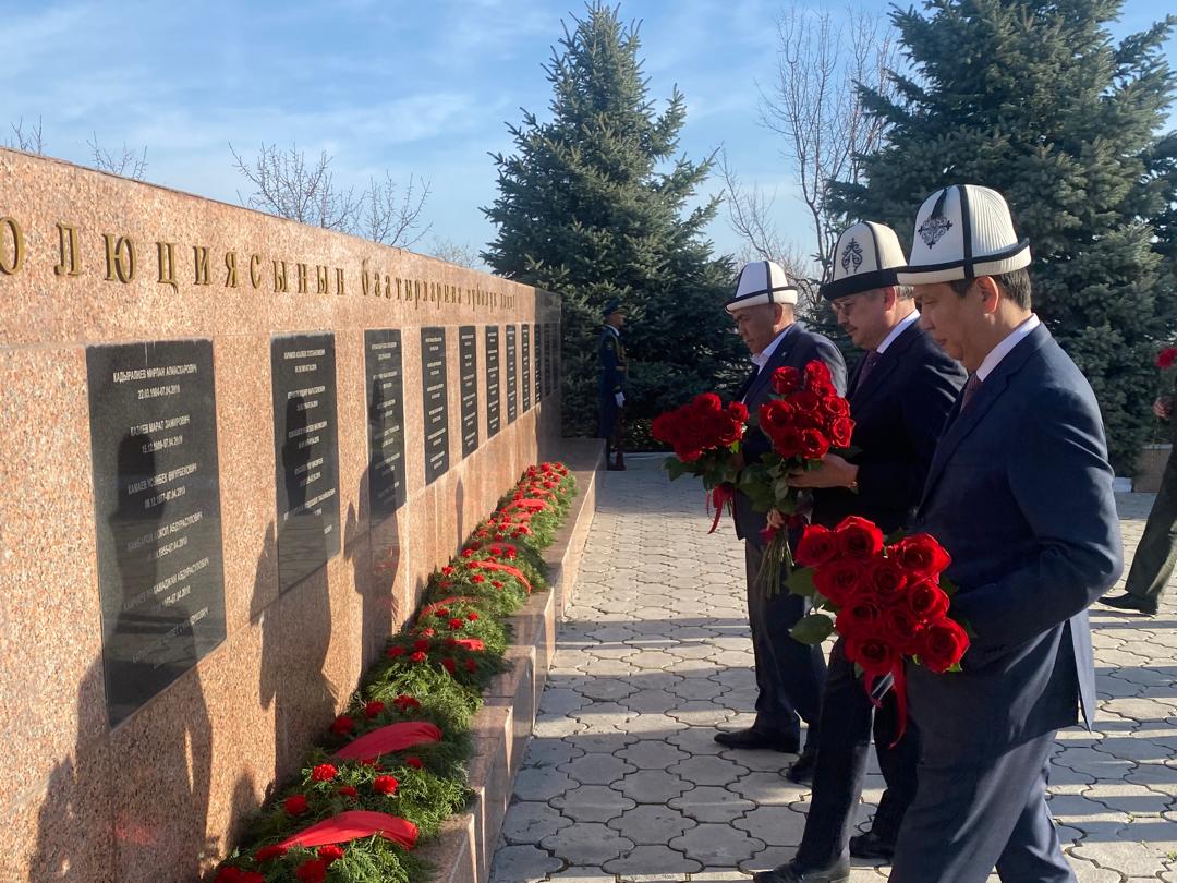 Photo 2026 04 07 10 29 49 в бишкеке на площади ала-тоо проходит митинг-реквием у памятника героям 7 апреля