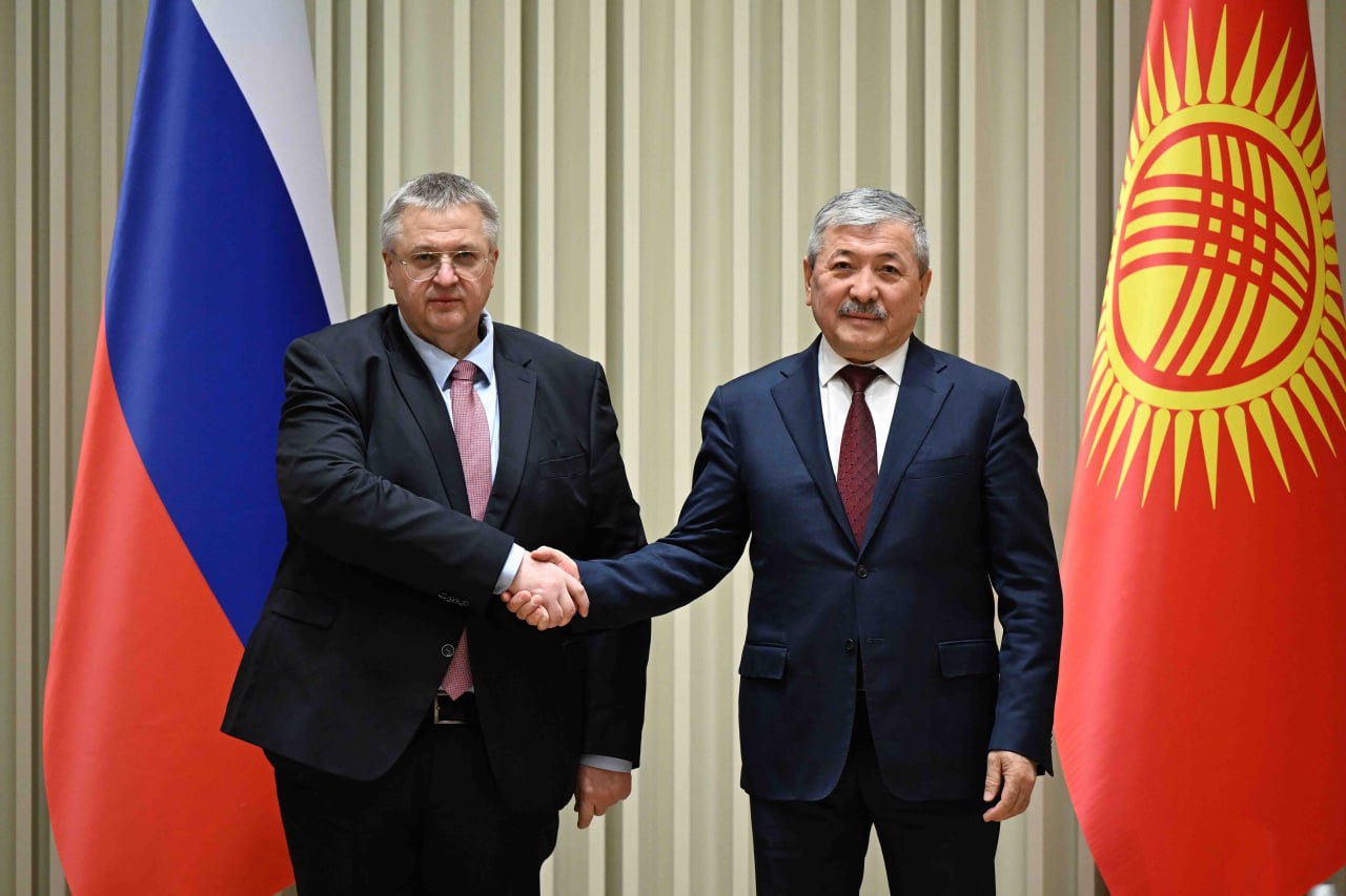 Глава кабмина Адылбек Касымалиев встретился в Бишкеке с вице-премьером России Алексеем Оверчуком