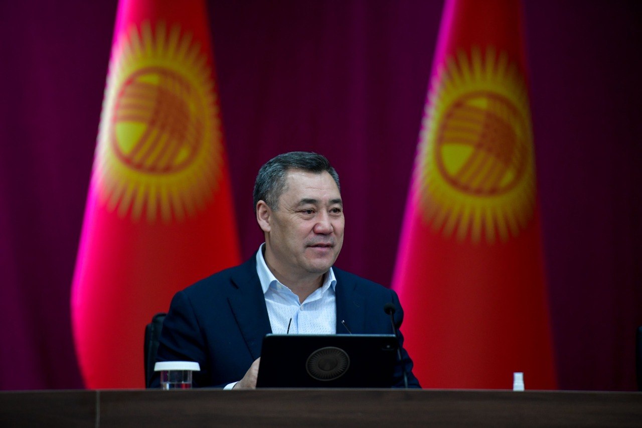 Слухи о водительских правах распускают коррупционеры, заявил президент Садыр Жапаров на встрече с жителями Алайского района