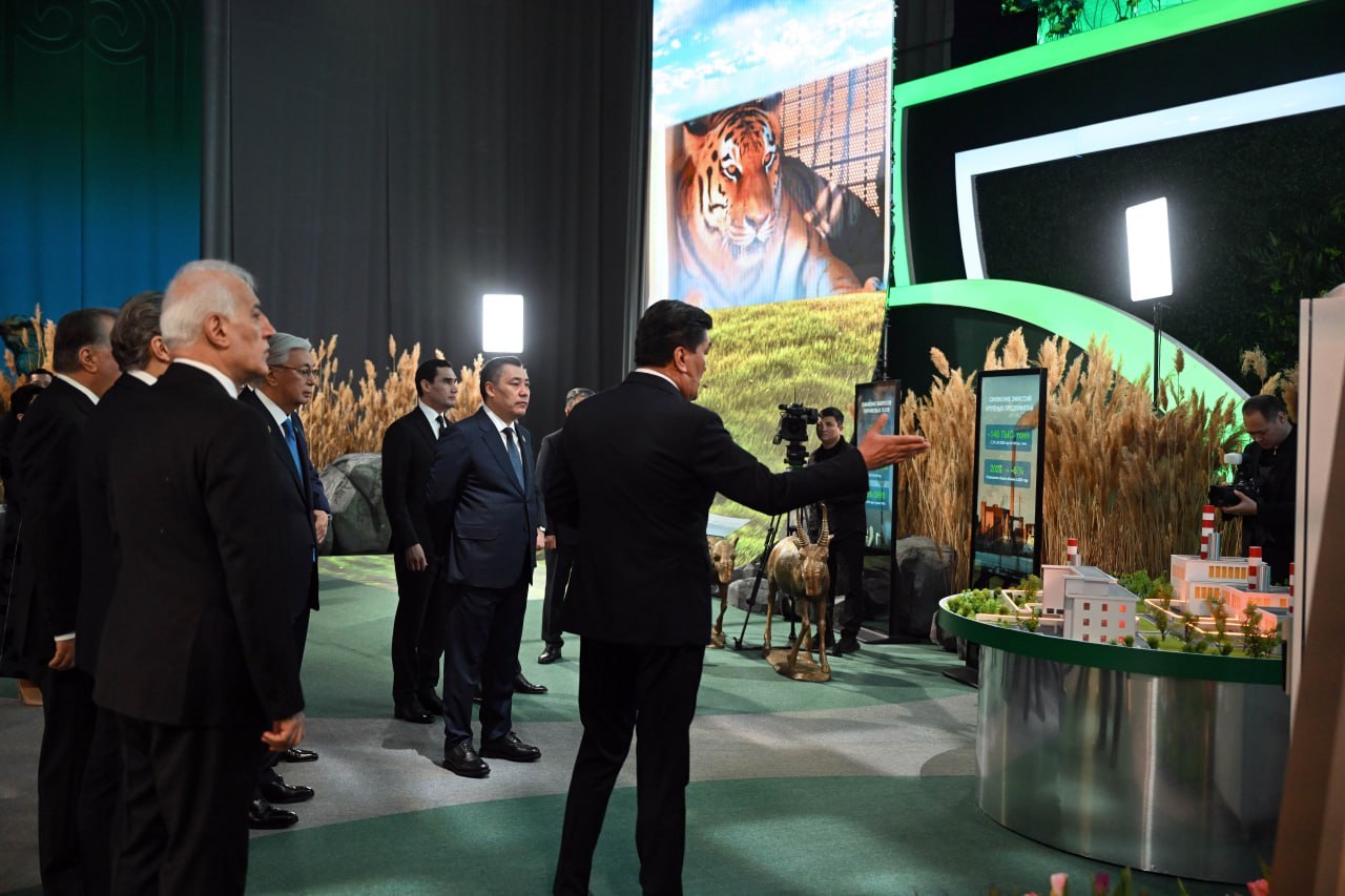 Photo 2026 04 22 12 52 36 3 астанадагы экологиялык саммит: президенттер көргөзмөдөгү павильондор менен таанышты