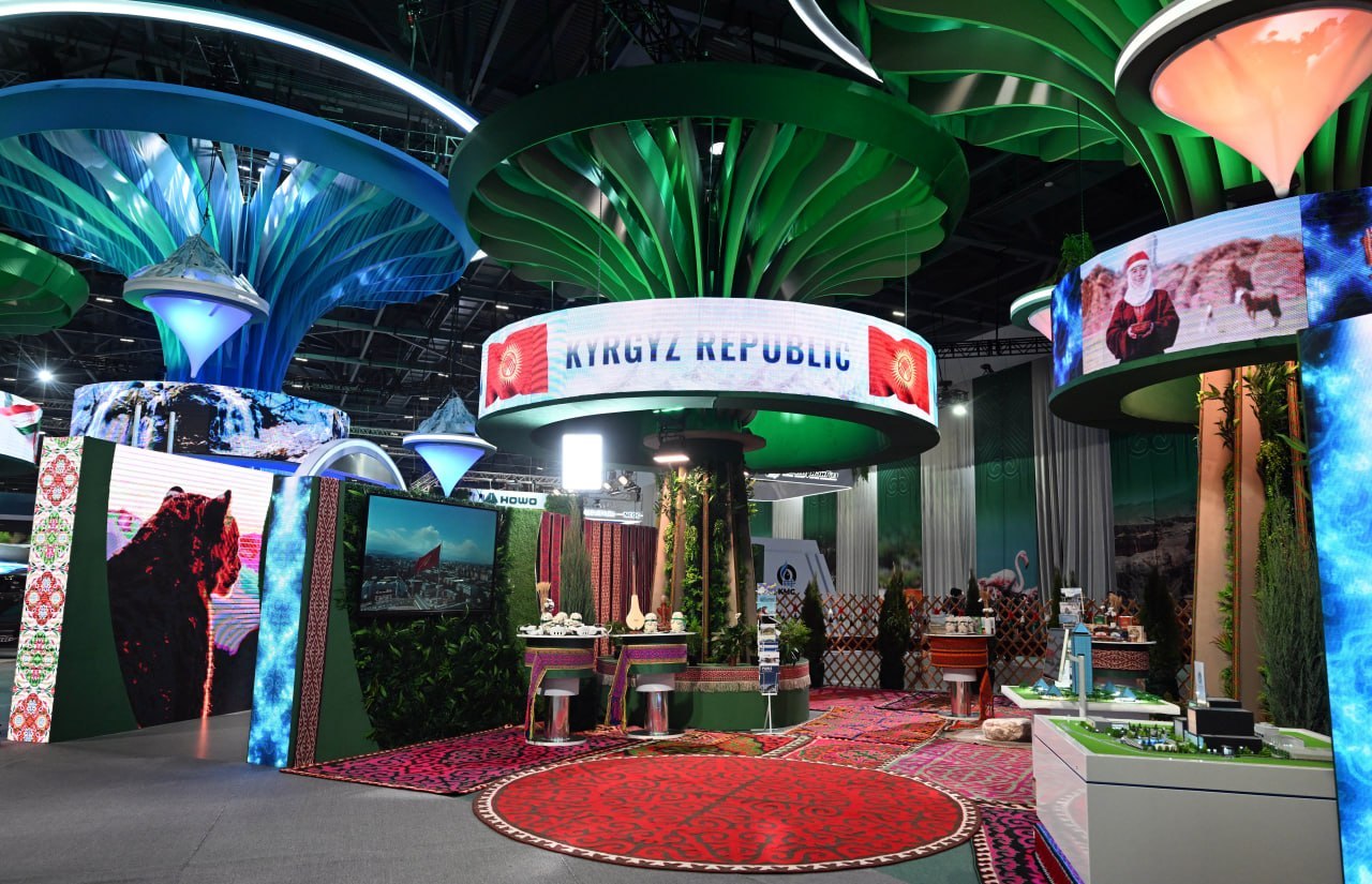 Президентам ряда стран показали солнечные панели, зарядные устройства для электромобилей, удобрения и другую продукцию, производимую в Кыргызстане