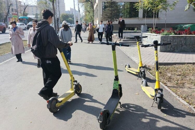 В Бишкеке пригрозили запретом самокатов из-за хаоса на улицах города Главная