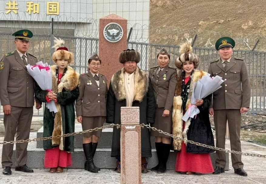 Этнические кыргызки на конях пересекли границу Китая. Их встретили пограничники Кыргызстан