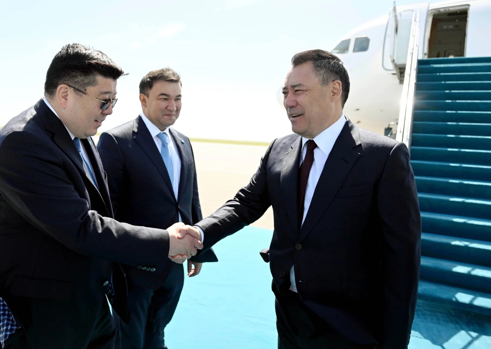 Президент Садыр Жапаров иш сапары менен Казакстанга барды