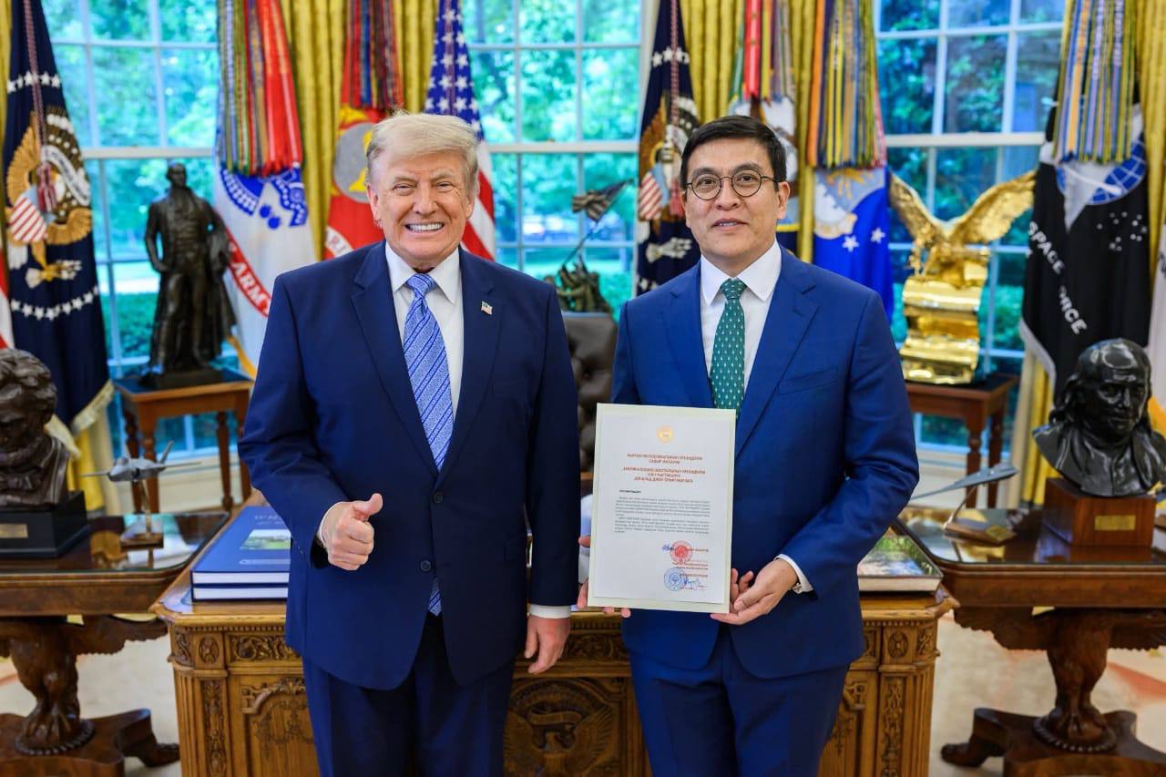 Эдил Байсалов Дональд Трампка ишеним грамотасын тапшырды