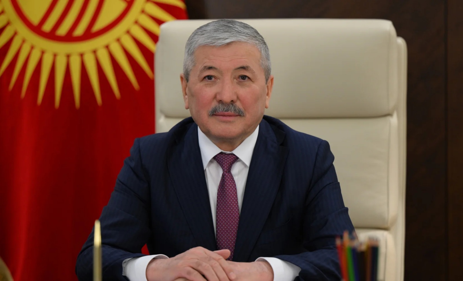 Касымалиев мамлекеттик жана муниципалдык кызматкерлерди майрамы менен куттуктады