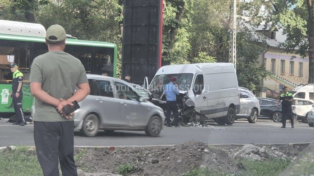 В Бишкеке в ДТП погиб один человек, двое пострадали