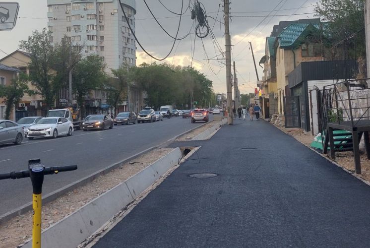В Бишкеке начался второй этап капитального ремонта тротуаров на улице Горького Главная
