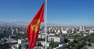 Катуу шамалдан жабыркаган мамлекеттик туу жаңысына алмаштырылууда – мэрия
