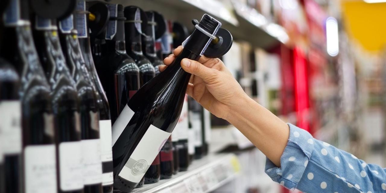 В Кыргызстане предлагают запретить продажу алкоголя на АЗС и рядом с ними Главная