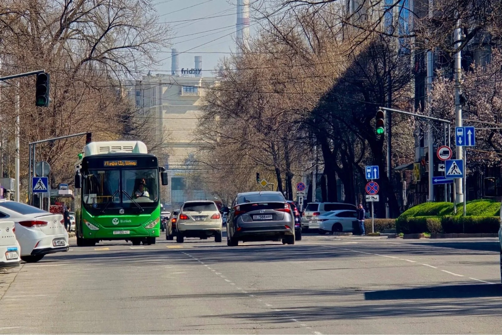 Водителям напомнили о штрафе в 5500 сомов за отказ уступить дорогу автобусам Главная