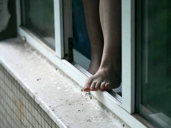 В Бишкеке 24-летняя девушка выпала из окна многоэтажного дома