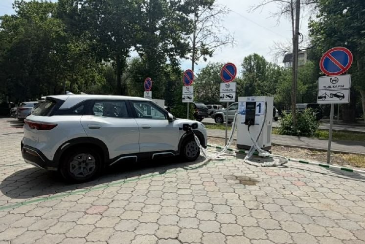 В четырех областях Кыргызстана заработали 30 мощных автомобильных электрозарядок