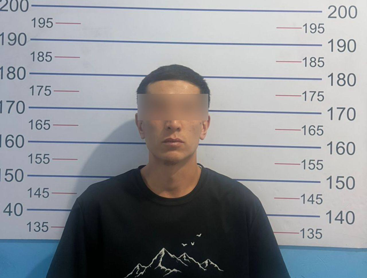 В Бишкеке задержали мужчину, который снимал девушку в маршрутке, направив камеру телефона под её платье Главная