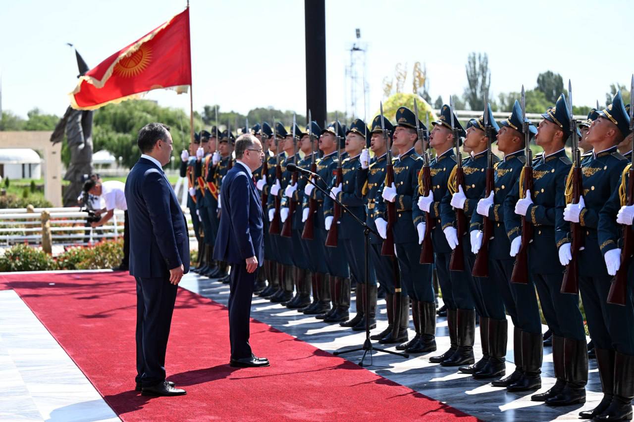 Photo 2026 06 18 13 22 20 2 садыр жапаров встретил президента албании байрама бегая в чолпон-ате