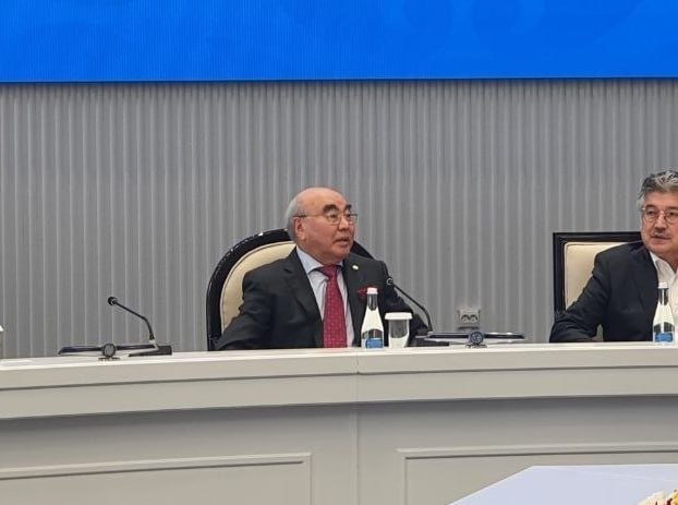 В Кыргызстан прибыл первый президент страны Аскар Акаев Главная