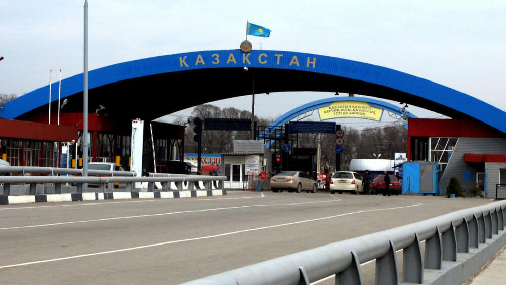 Казахстан ограничил въезд транспорта из соседних стран