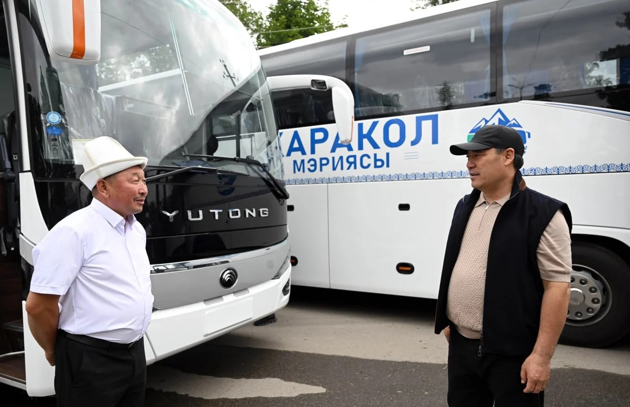 7d161c03 4aa6 41ae ad61 ccd0a2c83b5c президент осмотрел спецтехнику для развития дорожной и коминфраструктуры каракола