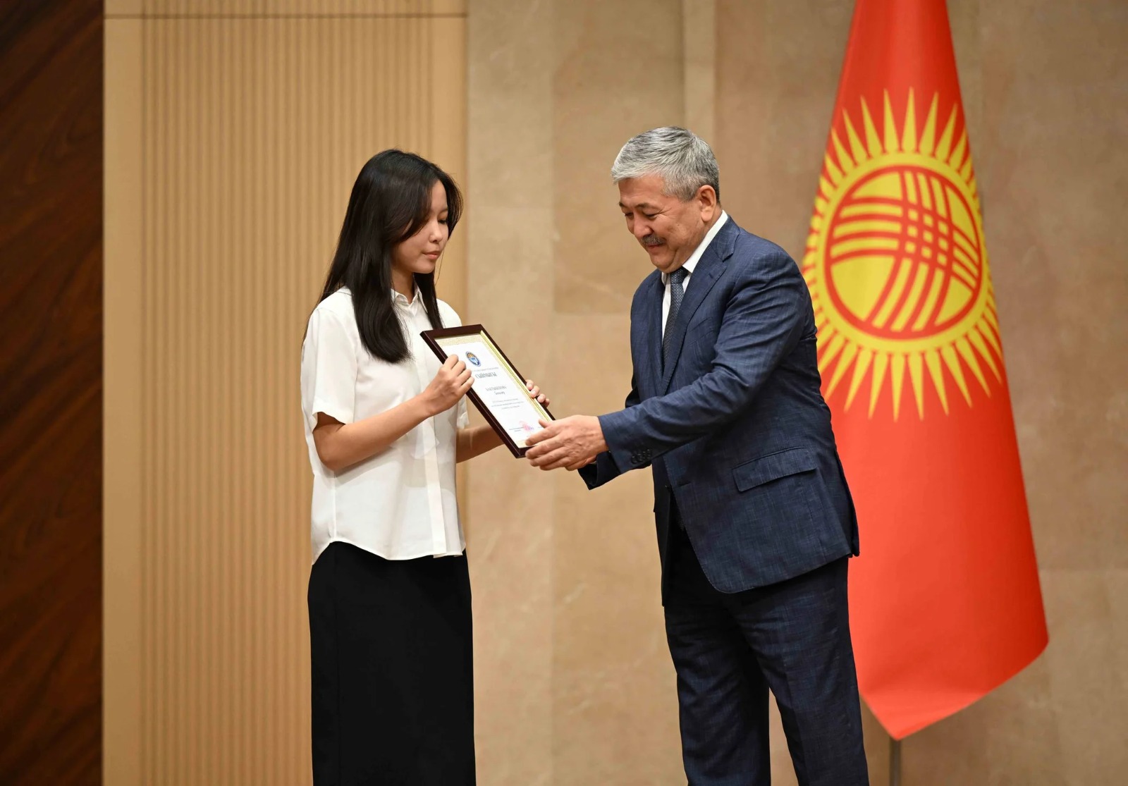 Whatsapp image 2026 07 21 at 15. 15. 51 3 адылбек касымалиев вручил золотые сертификаты лучшим выпускникам кыргызстана