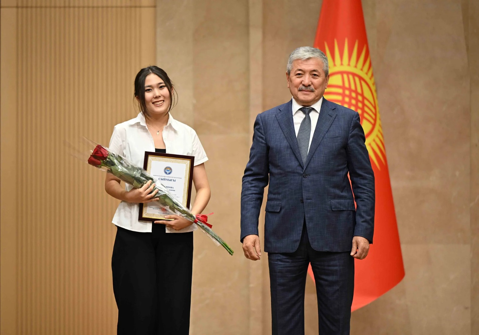 Whatsapp image 2026 07 21 at 15. 15. 51 4 адылбек касымалиев вручил золотые сертификаты лучшим выпускникам кыргызстана