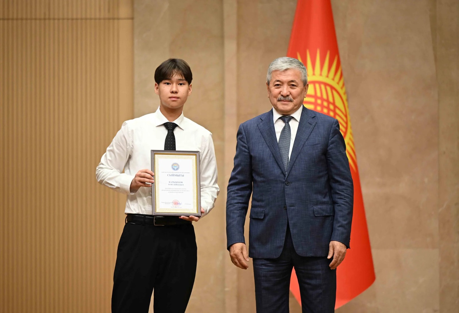 Whatsapp image 2026 07 21 at 15. 15. 51 5 адылбек касымалиев вручил золотые сертификаты лучшим выпускникам кыргызстана