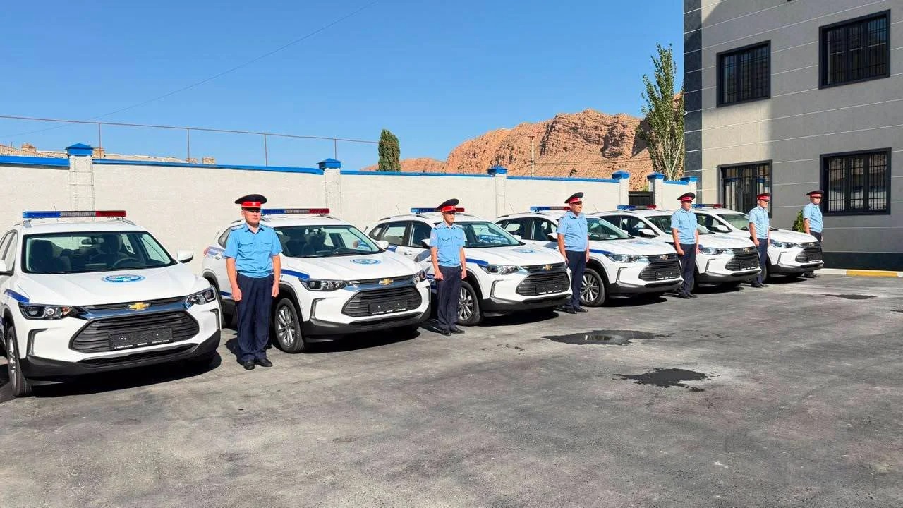 Милиционерам Нарынской области передали новые служебные автомобили