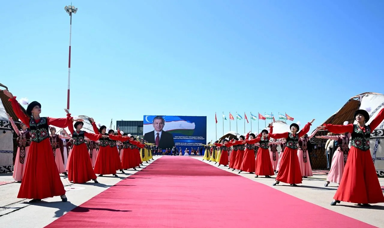 Whatsapp image 2026 07 30 at 13. 34. 44 4 садыр жапаров встретил шавката мирзиёева, прибывшего с госвизитом в кыргызстан
