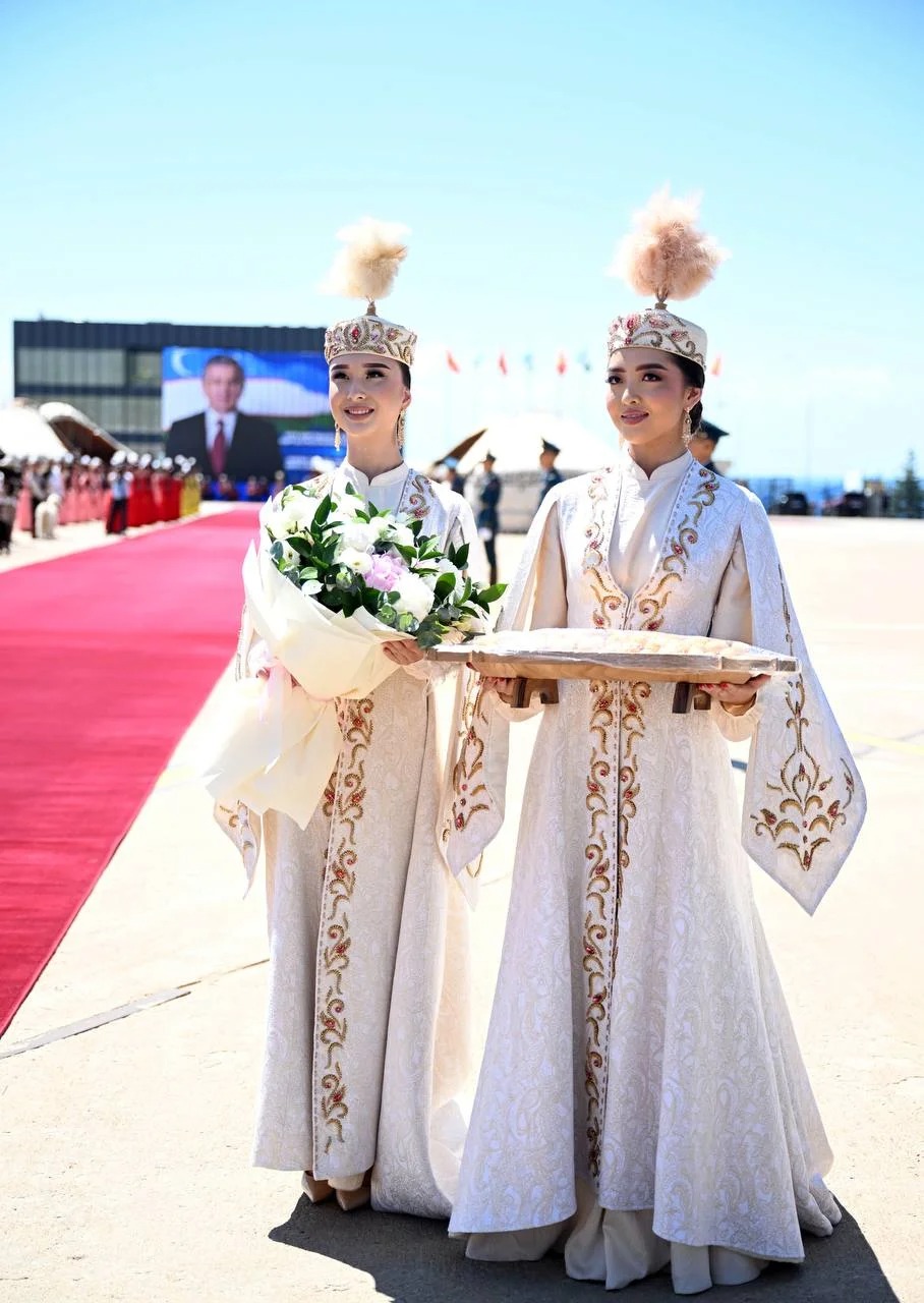 Whatsapp image 2026 07 30 at 13. 34. 44 садыр жапаров встретил шавката мирзиёева, прибывшего с госвизитом в кыргызстан