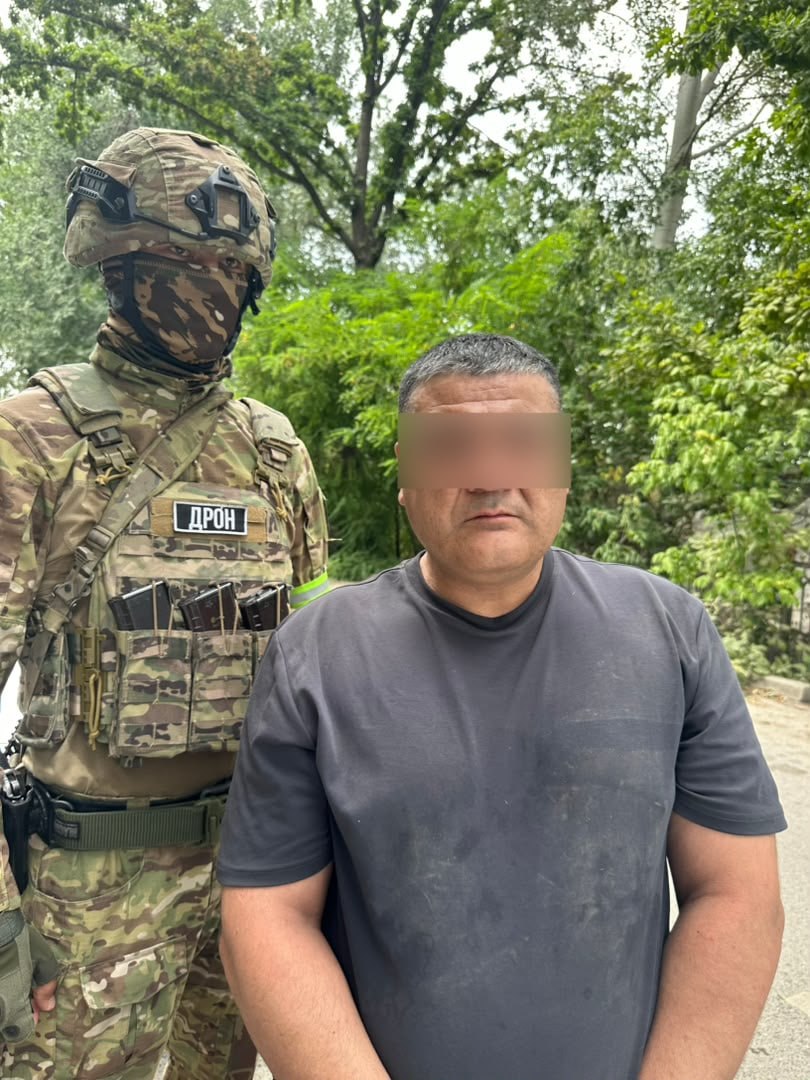 В Бишкеке задержали мужчину с полной сумкой оружия, принадлежавшего Доо Чынгызу Главная