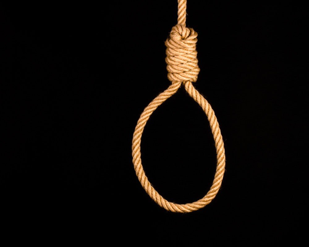 В Ошской области 24-летнюю мать двоих детей нашли повешенной в сарае Главная