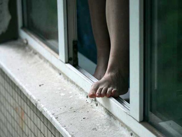 Ошто 20 жаштагы кыз алтынчы кабаттан боюн таштап каза болду