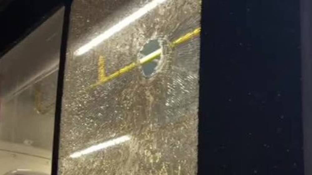 Под Бишкеком девушка камнем разбила стекло автобуса