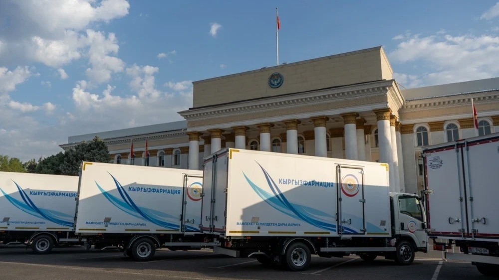 Госпредприятию «Кыргызфармация» передали 12 спецавтомобилей Главная