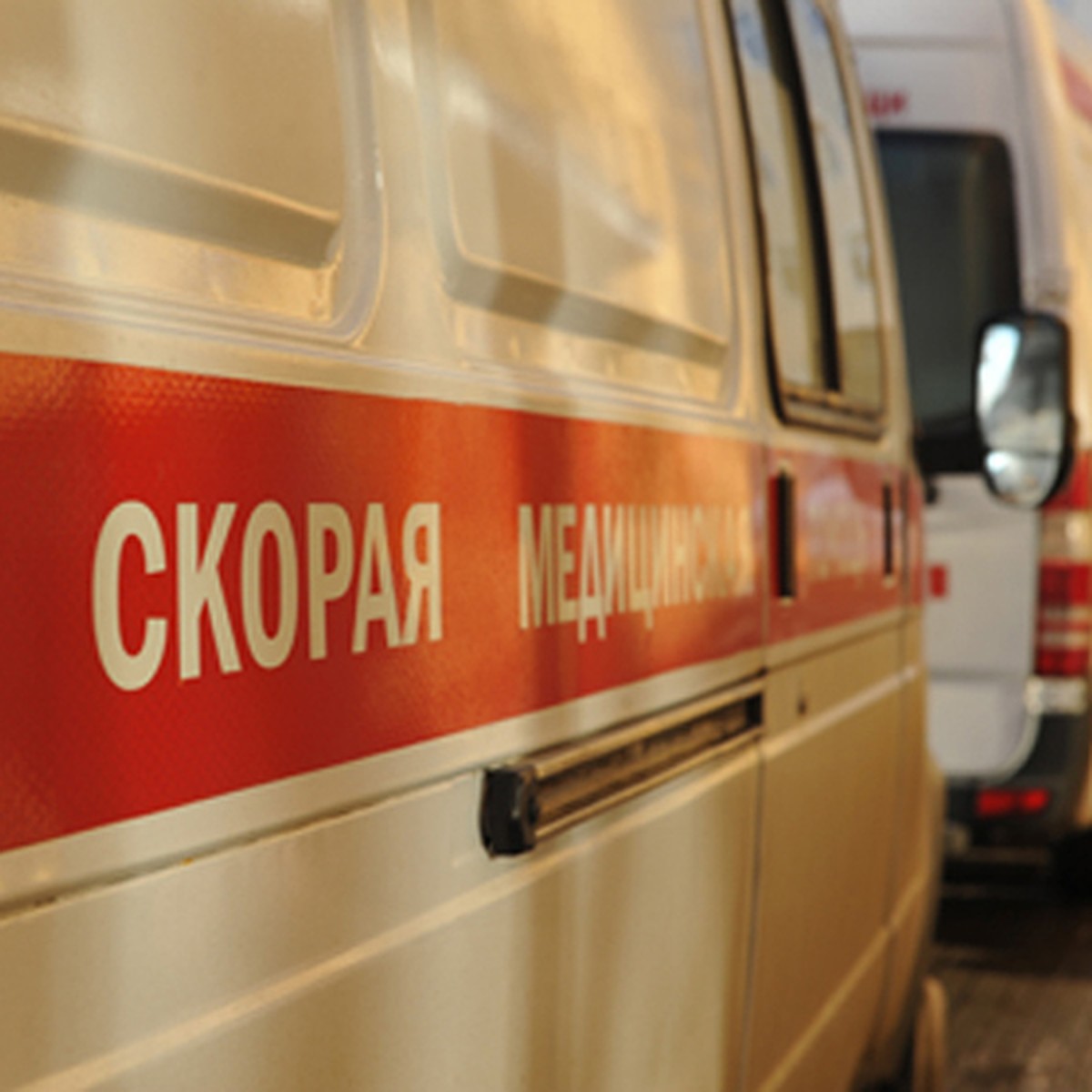 Машина скорой помощи опрокинулась после столкновения с легковушкой в Бишкеке