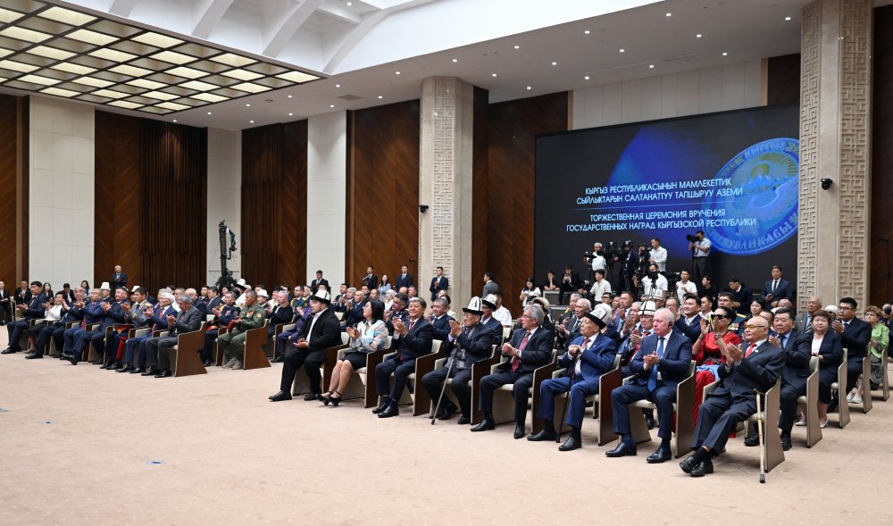 2026 09 14 15 19 49 975679 садыр жапаров вручил госнаграды выдающимся кыргызстанцам