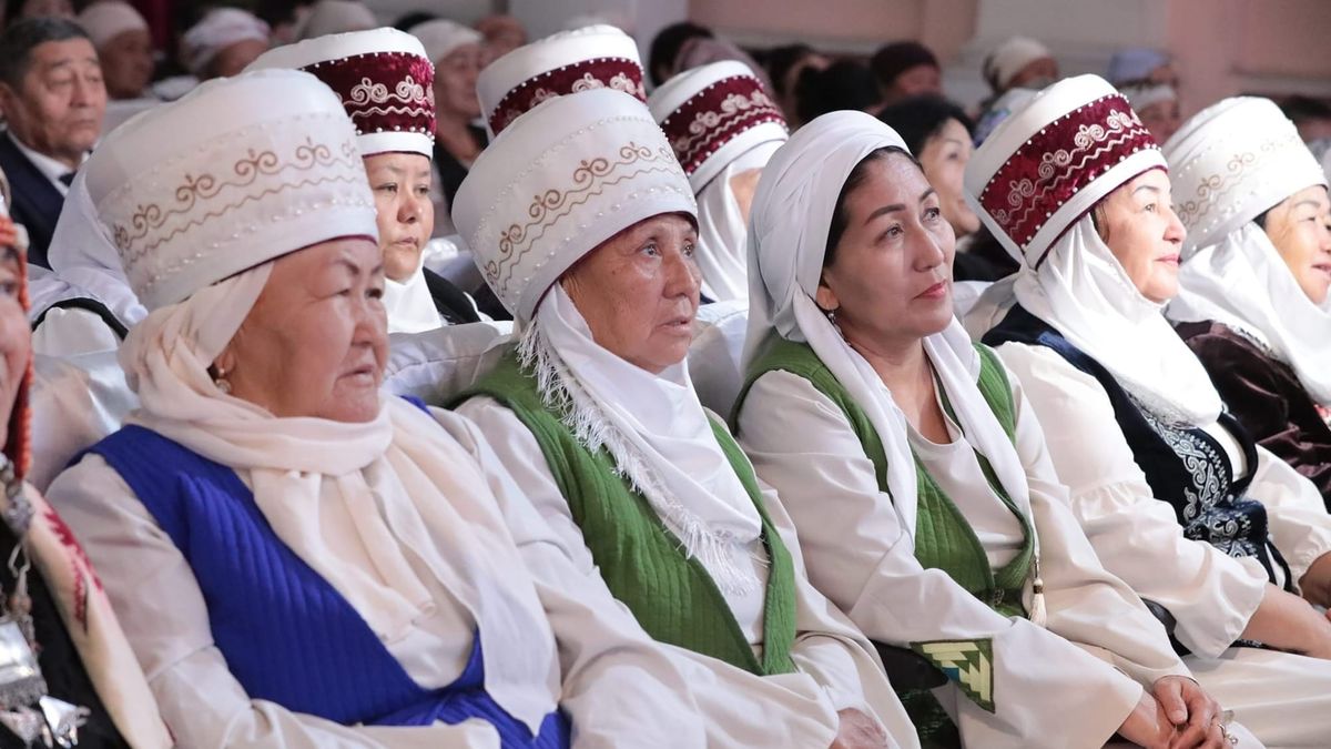 С 1 октября изменится порядок выплаты надбавки к пенсиям матерей-героинь Главная