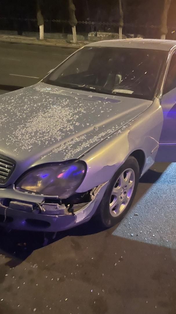В центре Бишкека Mercedes врезался в кафе «Мой бургер»