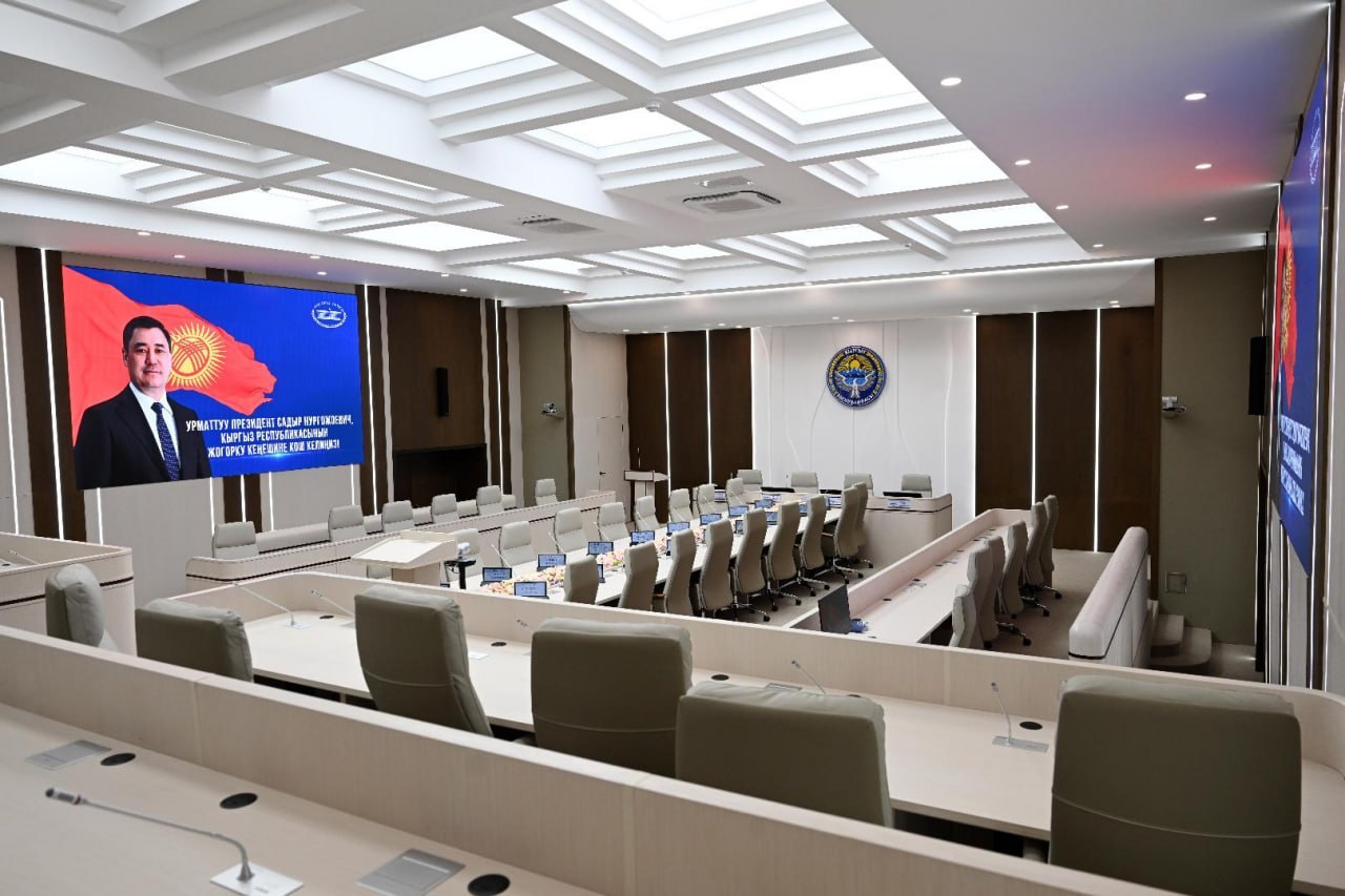 Photo 2026 09 09 13 51 25 2 робот-экскурсовод встретил садыра жапарова в жогорку кенеше