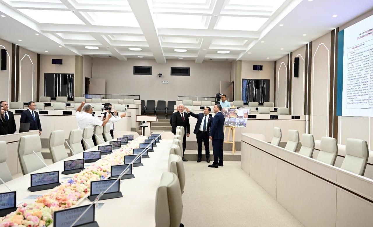 Photo 2026 09 09 13 51 26 робот-экскурсовод встретил садыра жапарова в жогорку кенеше