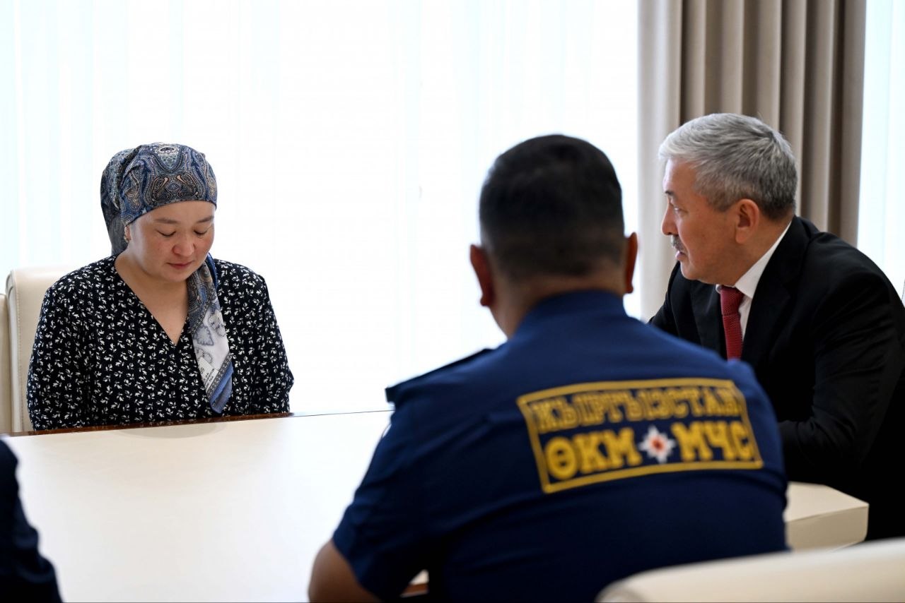 Вдове погибшего в Таласской области спасателя МЧС дали квартиру