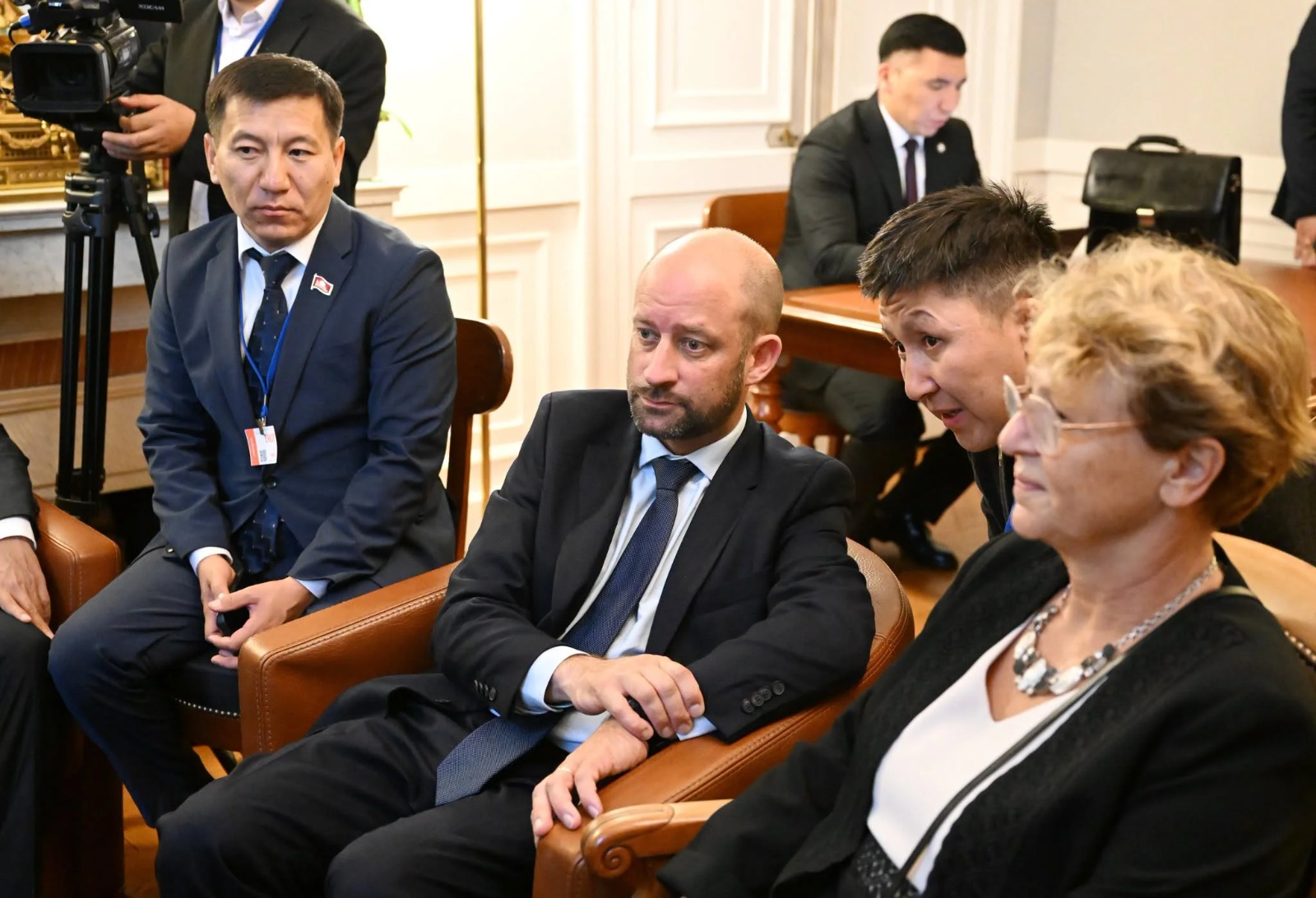 3333 спикер жогорку кенеша кр марлен маматалиев встретился с вице-президентом сената французской республики лоиком эрве