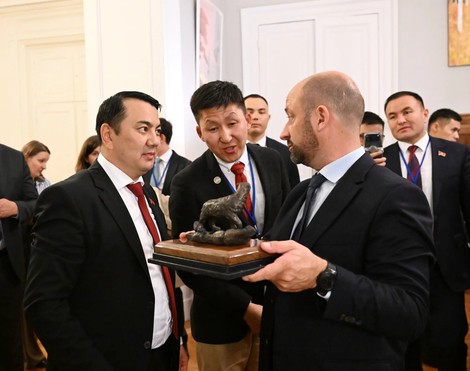 Whatsapp image 2026 10 02 at 10. 47. 5 спикер жогорку кенеша кр марлен маматалиев встретился с вице-президентом сената французской республики лоиком эрве