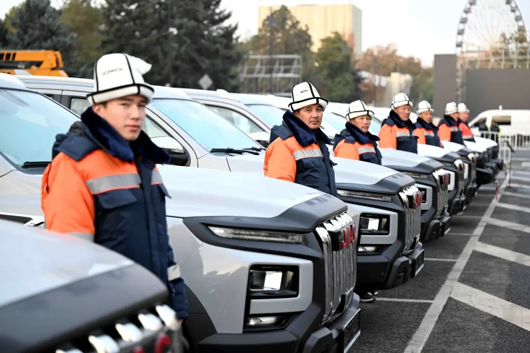 Минтрансу Кыргызстана передали более 50 единиц новой спецтехники Главная