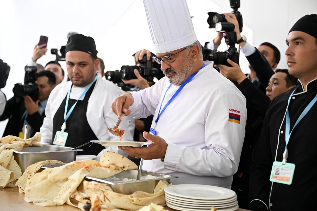 Photo 2026 10 08 21 59 19 садыр жапаров посетил фестиваль национальных блюд стран снг в авазе (туркменистан)