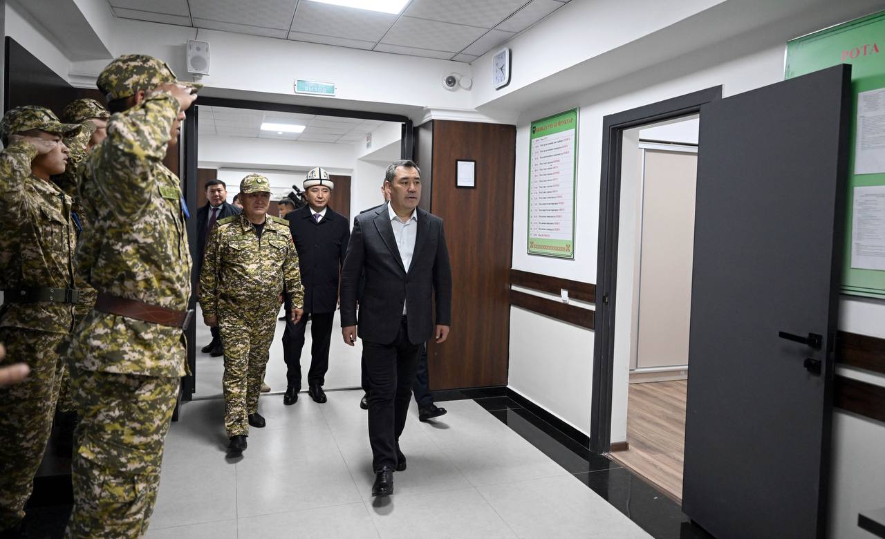 Photo 2026 10 12 17 17 36 садыр жапаров пообедал с пограничниками в оше