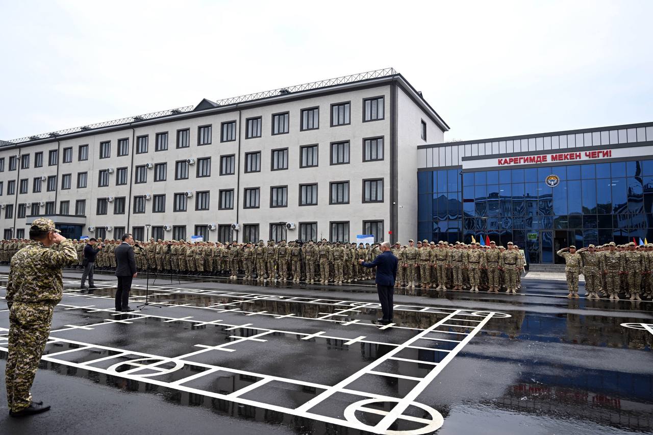 Photo 2026 10 12 17 17 39 садыр жапаров пообедал с пограничниками в оше