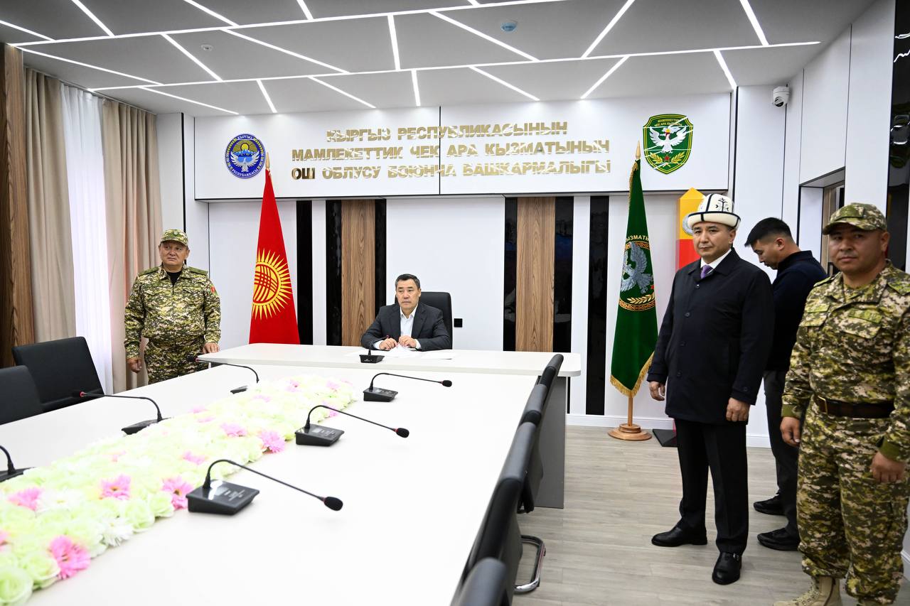 Photo 2026 10 12 17 17 45 садыр жапаров пообедал с пограничниками в оше