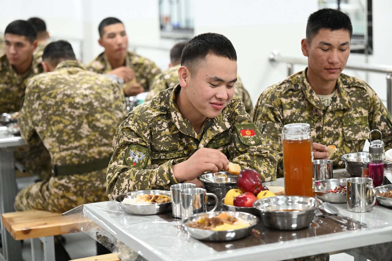 Photo 2026 10 12 17 17 47 садыр жапаров пообедал с пограничниками в оше