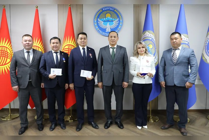 Photo 2026 10 13 16 31 25 гкнб наградил сотрудников аэропортов кыргызстана за борьбу с терроризмом